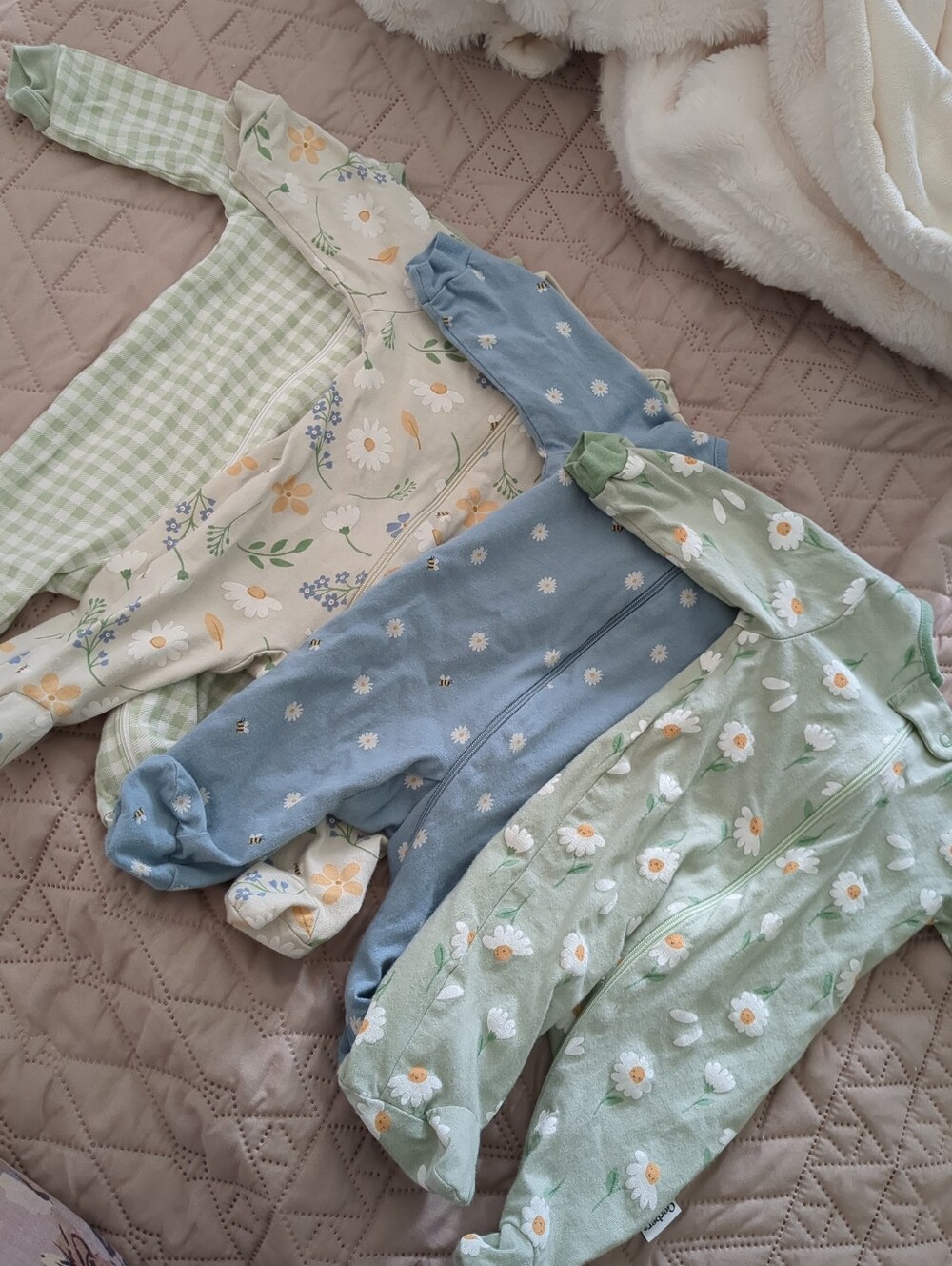 **3/$10** Set Of 4 Gerber Onesies Size Newborn